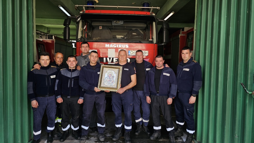  Сливенският митрополит дари икона на пожарната служба в града