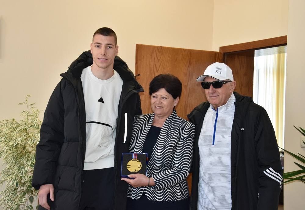 Божидар Саръбоюков и треньорът му Димитър Карамфилов получиха от кмета на Харманли Мария Киркова значки герба на града