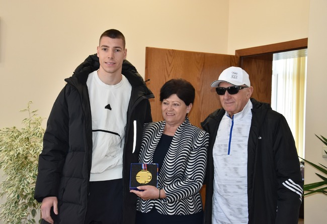 Божидар Саръбоюков и треньорът му Димитър Карамфилов получиха от кмета на Харманли Мария Киркова значки герба на града