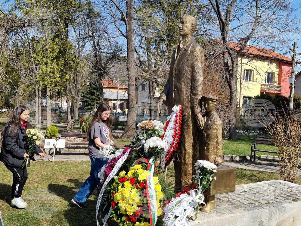 В Дупница се поклониха пред паметта и делото на Димитър Икономов