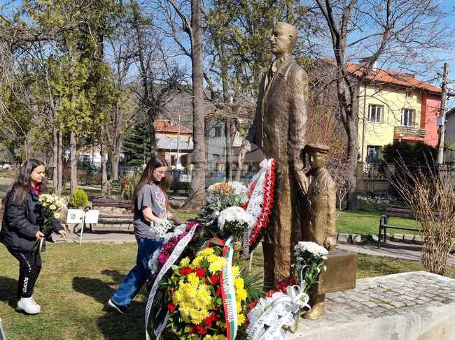 В Дупница се поклониха пред паметта и делото на Димитър Икономов