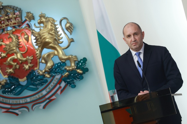 Инсинуациите, че президентът саботира модернизацията на Българската армия, са силно некоректни, каза президентът Румен Радев