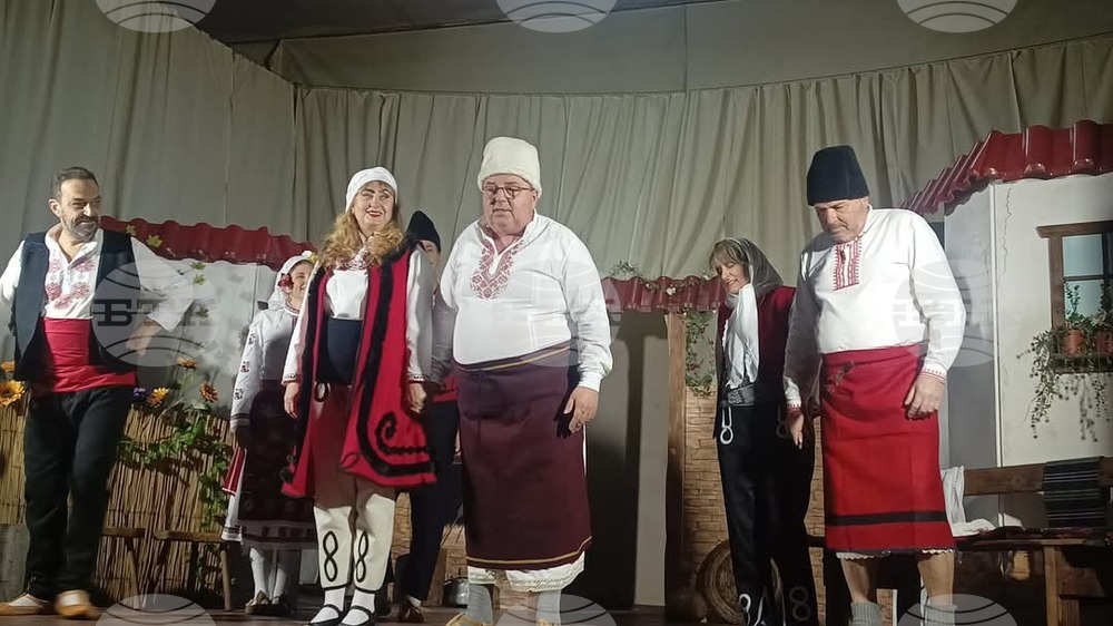 Самодейна театрална формация от село Пчеларово представя в Кърджали пиесата си