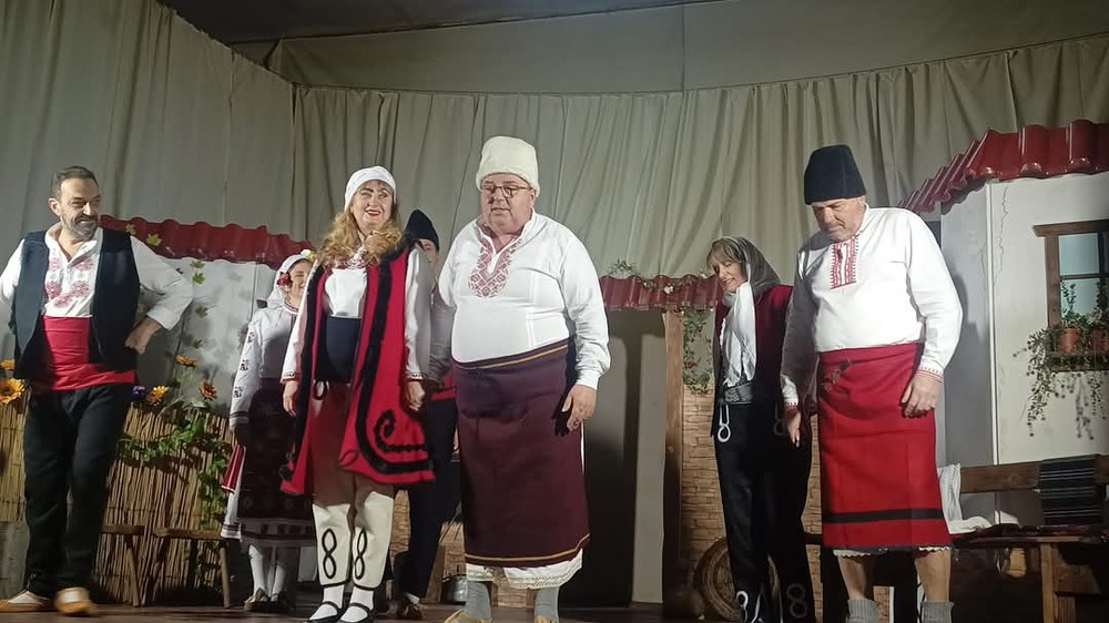 Самодейна театрална формация от село Пчеларово представя в Кърджали пиесата си 
