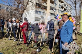 Младежки център - първа копка