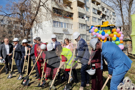 Младежки център - първа копка