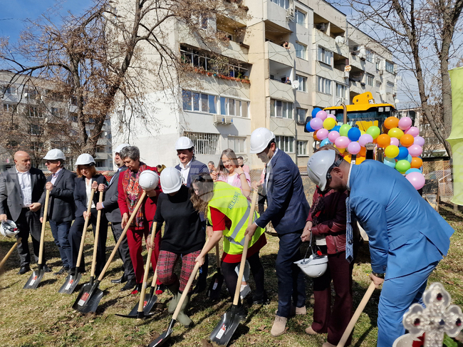 Младежки център - първа копка