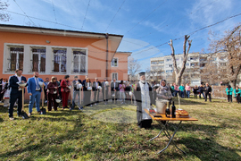 Младежки център - първа копка