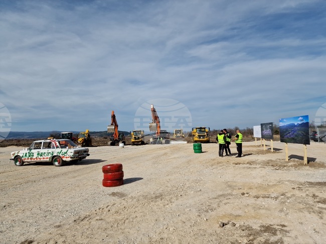 С първа копка започна строежа на нова писта за моторни спортове край Самоков