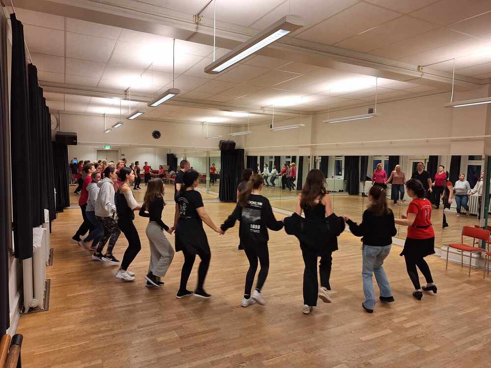 Продължават репетициите по народни танци за юноши и начинаещи възрастни към Българската църковна общност „Света Богородица“ в Малмьо, Швеция