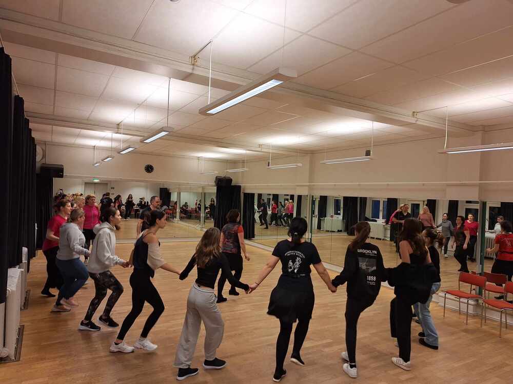 Нови дати за репетиции по народни танци обявиха от Българската православна църковна и културна общност „Света Богородица“ в Малмьо