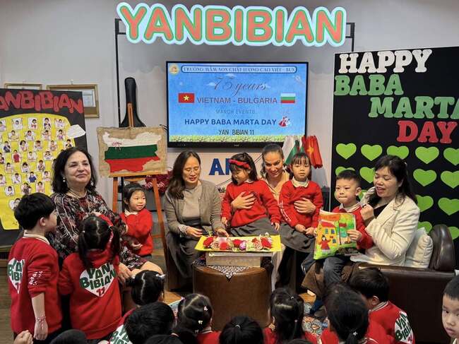 Деца от детската градина „Виетнам-България“ отбелязаха Баба Марта по българска традиция