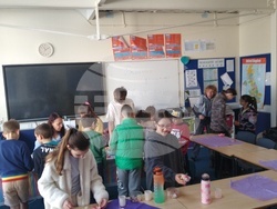 Осми март бе отбелязан в Българското училище „Чучулига“ в Лондон с работилница „Мога да творя с восък“