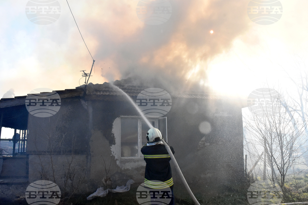 Повече от четири часа пожарникари гасят пожар в къща в село Проглед