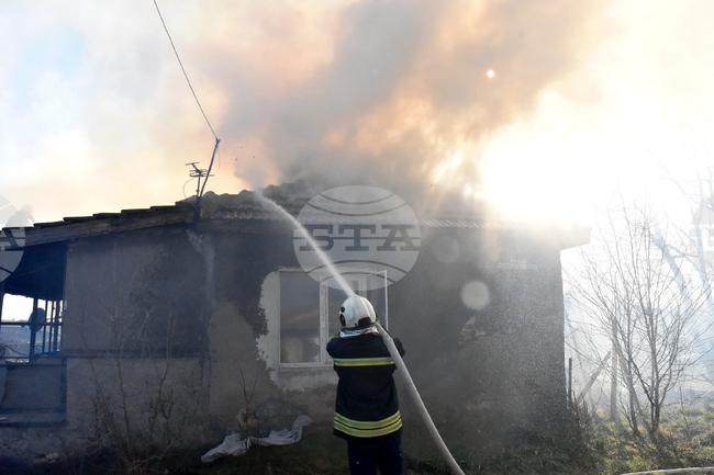 Повече от четири часа пожарникари гасят пожар в къща в село Проглед