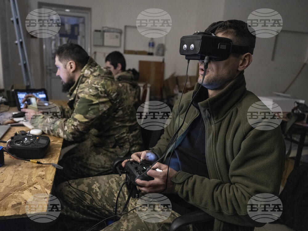 Украйна твърди, че е поразила руско военно летище