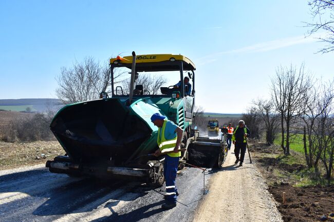 Асфалтира се пътят от Разград към поповското село Тръстика 