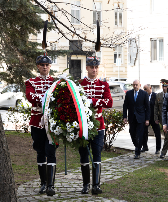 Румен Радев: Спасяването на българските евреи е незаличима част от колективната ни памет и носи със себе си уроците за разрушителната сила на войната и за несломимата мощ на човешката добросърдечност