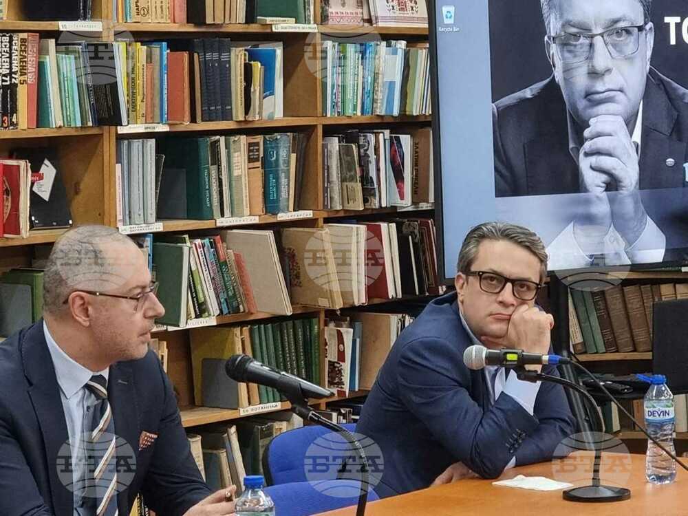 Идеята на книгата "Българските контрареволюции и краят на идеологиите" е да свърже българския исторически разказ, каза Тома Биков