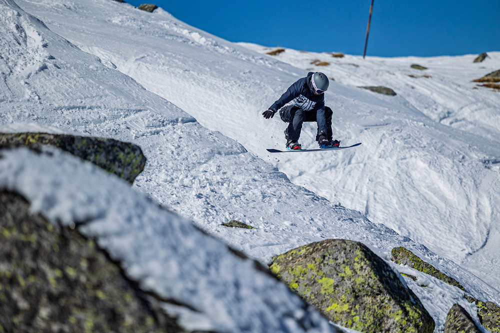Скиори и сноубордисти от цялата страна премериха сили в екстремното фрийрайд състезание Витоша X lines 2025