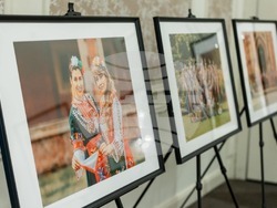 Изложба с фотографиите от проекта „Северна Ирландия през нашите очи“, показващи танцьори от клуб „Чемшир“, бе открита в град Ома