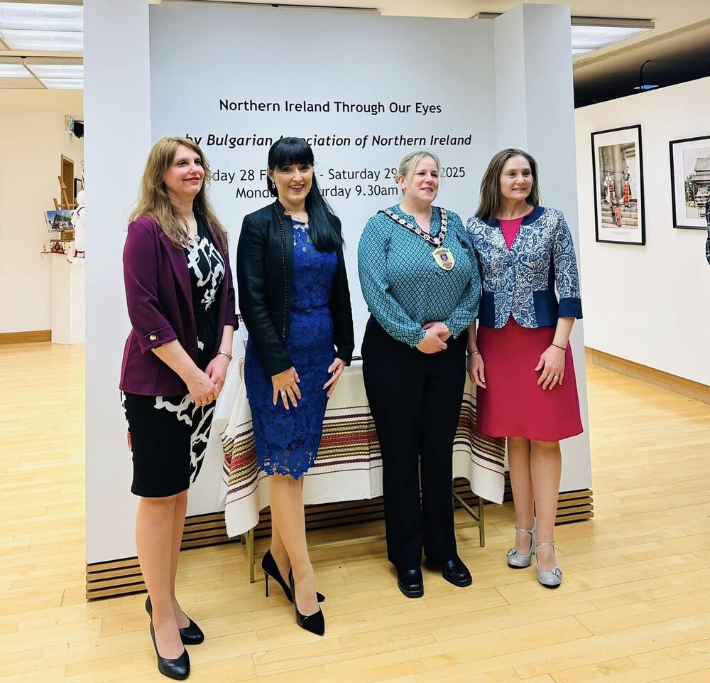 Изложба с фотографиите от проекта „Северна Ирландия през нашите очи“, показващи танцьори от клуб „Чемшир“, бе открита в град Ома