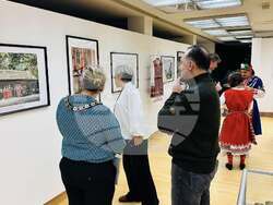 Изложба с фотографиите от проекта „Северна Ирландия през нашите очи“, показващи танцьори от клуб „Чемшир“, бе открита в град Ома