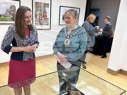 Изложба с фотографиите от проекта „Северна Ирландия през нашите очи“, показващи танцьори от клуб „Чемшир“, бе открита в град Ома