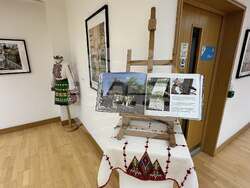 Изложба с фотографиите от проекта „Северна Ирландия през нашите очи“, показващи танцьори от клуб „Чемшир“, бе открита в град Ома