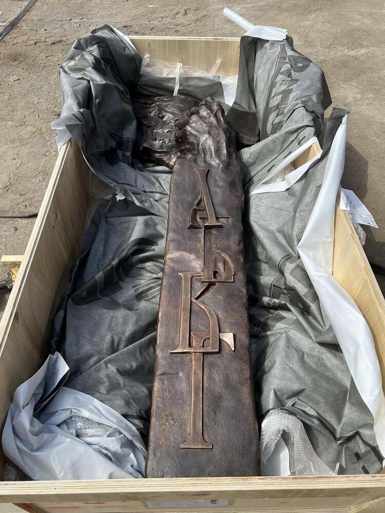 Паметникът на българската азбука, който ще бъде издигнат в Лос Анджелис, пристигна в американския град