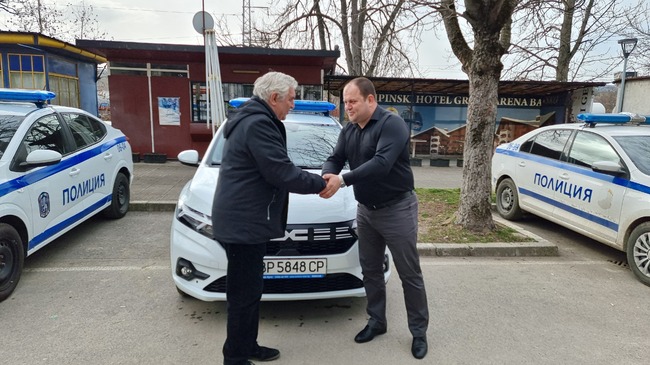 Община Мездра дари на местното полицейско управление нов автомобил
