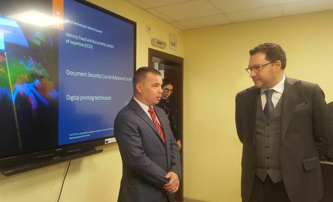 МВР: Министър Митов посети Националния център за борба с фалшиви и подправени документи в Гранична полиция