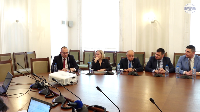 "Демократична България" предлага вдигане на данъка върху хазарта и държавните служители да започнат постепенно да си плащат осигуровките