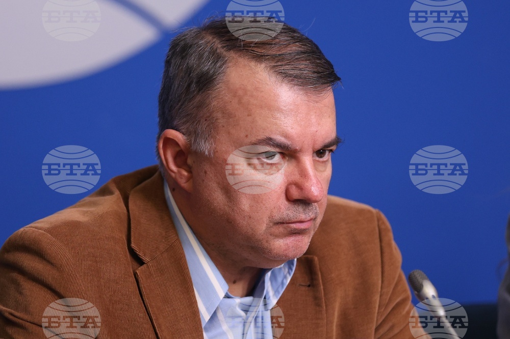 Отдавна мобилните оператори се управляват от юристи, а не от търговци, смята Богомил Николов от асоциация "Активни потребители"