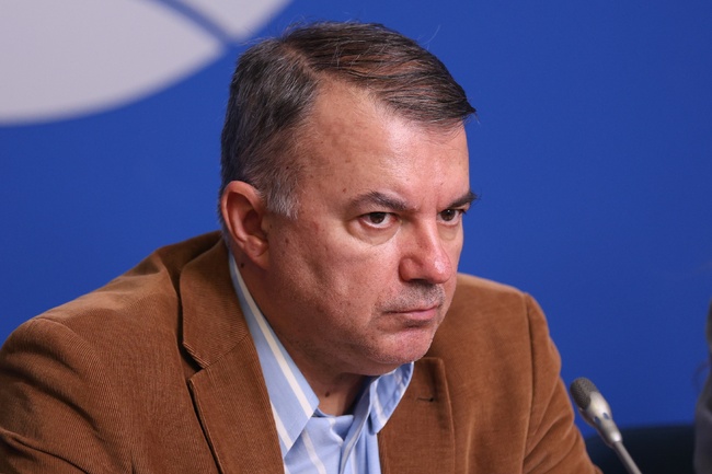  Отдавна мобилните оператори се управляват от юристи, а не от търговци, смята Богомил Николов от асоциация "Активни потребители"