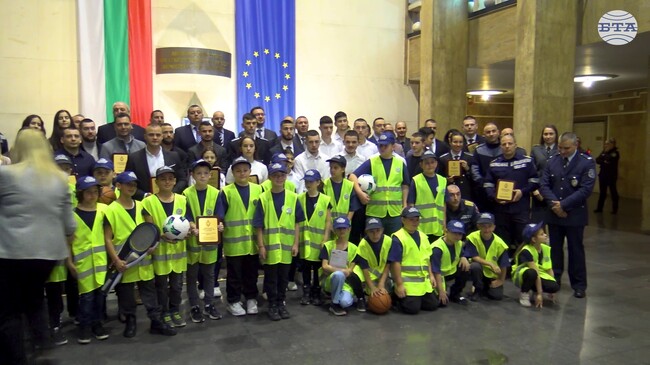 Развитието на спортната дейност е важен и необходим елемент от подготовката на служителите на МВР, каза министър Даниел Митов