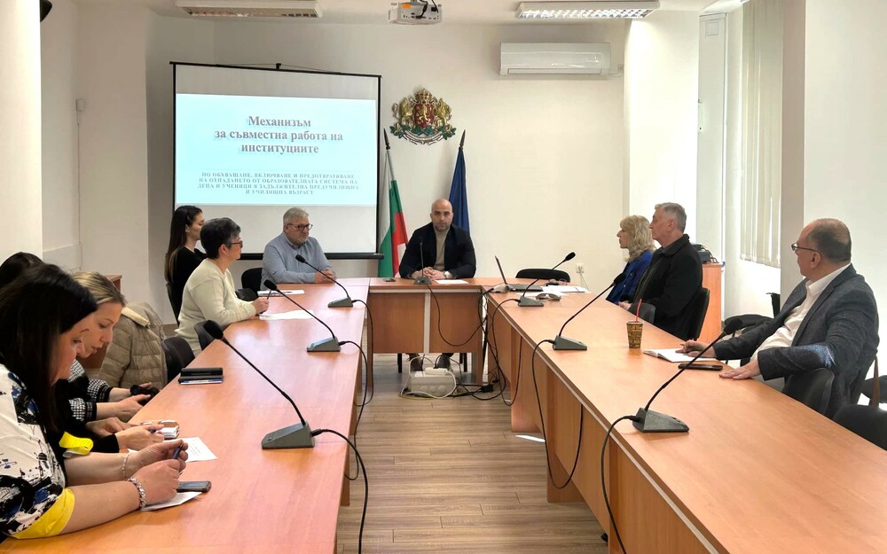 От началото на тази учебна година над 150 ученици в област Ямбол са върнати в училищата, за да продължат образованието си