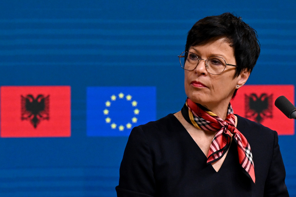 Еврокомисарят по разширяването на ЕС ще посети Албания