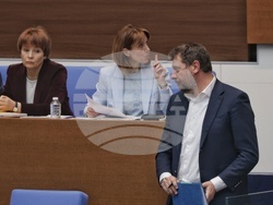 Парламент - извънредно заседание