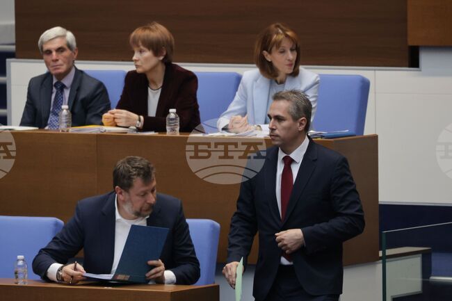 От "Възраждане" поискаха оставката на директора на "Информационно обслужване", а от "ДПС - Ново начало" попитаха за оставката на председателя на ЦИК