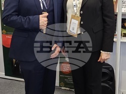 Вицепрезидентът Илияна Йотова и културният министър Мариан Бачев откриха българския щанд на Лондонския панаир на книгата. Снимка: пресцентър на Министерството на културата