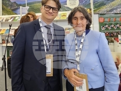 Вицепрезидентът Илияна Йотова и културният министър Мариан Бачев откриха българския щанд на Лондонския панаир на книгата. Снимка: пресцентър на Министерството на културата