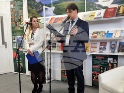 Вицепрезидентът Илияна Йотова и културният министър Мариан Бачев откриха българския щанд на Лондонския панаир на книгата. Снимка: пресцентър на Министерството на културата