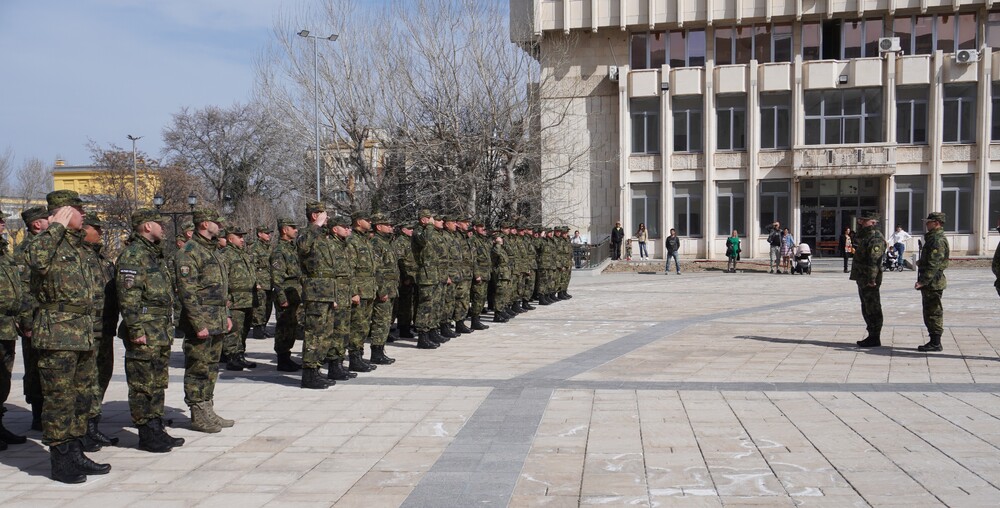 Министерство на отбраната: С тържествен ритуал в Асеновград бяха посрещнати военнослужещите от втория български контингент, който участва в състава на Регионално командване „Запад“ в операцията на НАТО в Косово