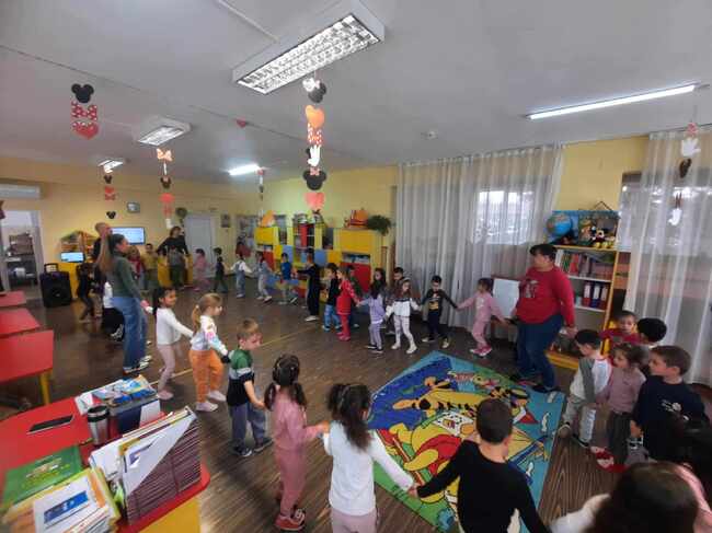 Деца със специални образователни потребности заедно със свои връстници опознават в област Ловеч българските народни танци и традиции