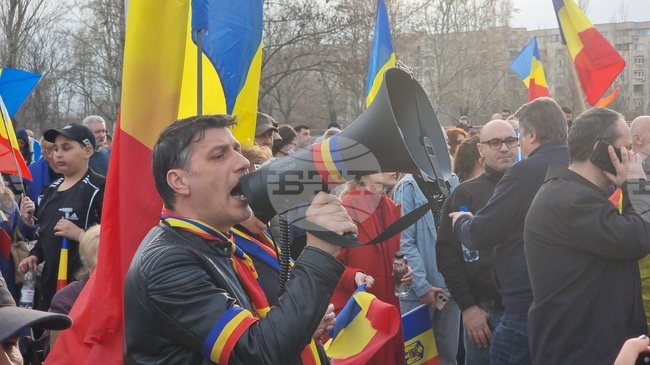 Стотици привърженици на Калин Джорджеску се събраха пред парламента в Букурещ в очакване на решение на Конституционния съд за кандидатурата му