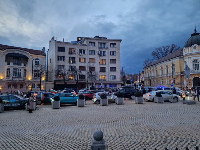 Граждани се събраха за протестно автошествие пред паметника "Цар Освободител" в София
