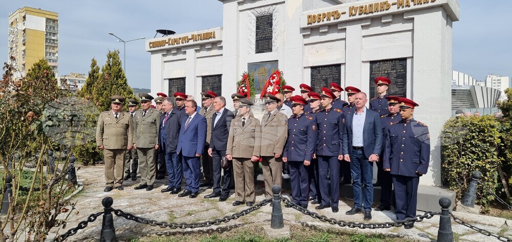 Министър Иван Иванов се включи в отбелязването на празника на ракетните войски и артилерията в Шумен 