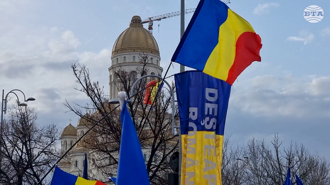 Стотици привърженици на Калин Джорджеску се събраха пред парламента в Букурещ в очакване на решение на Конституционния съд за кандидатурата му