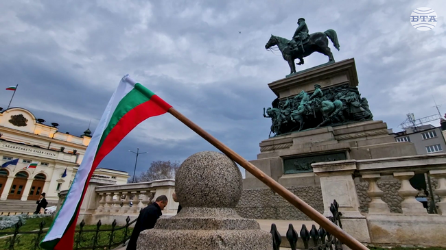 Граждани се събраха за протестно автошествие пред паметника "Цар Освободител" в София